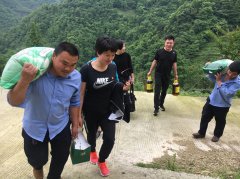 慰問(wèn)困難職工  傳遞組織溫暖 